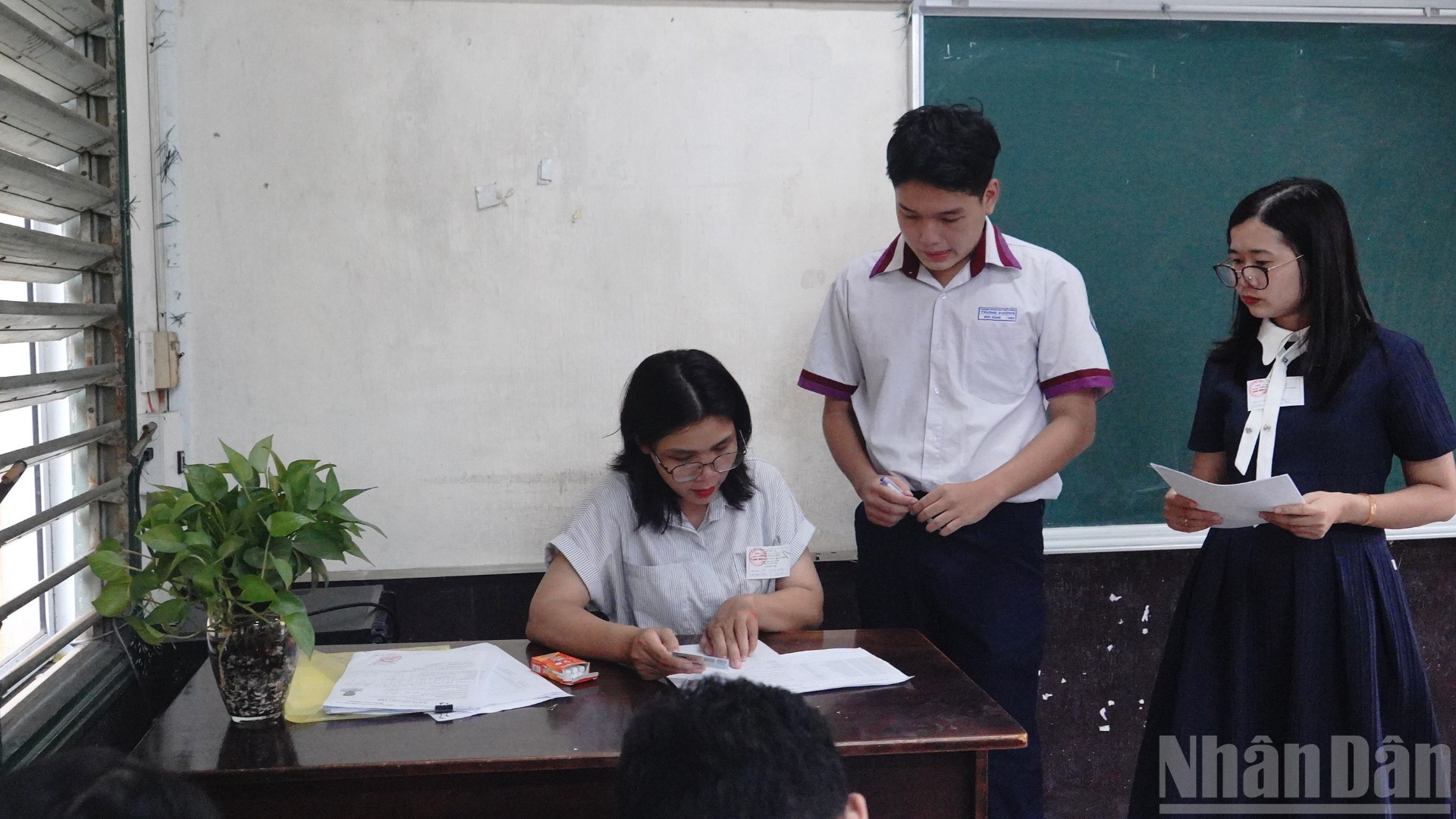 Thí sinh kiểm tra thông tin tại điểm thi Trường trung học phổ thông Trưng Vương. 8-299.jpg