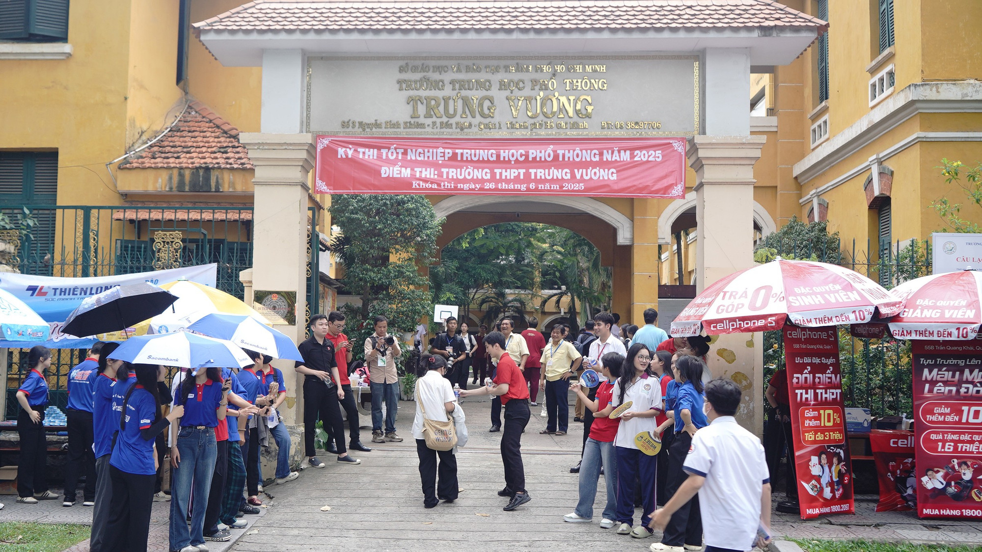 Từ đầu giờ chiều, tình nguyện viên được phân công nhiệm vụ theo từng khu vực để hỗ trợ các thí sinh đến làm thủ tục dự thi. 02.jpg