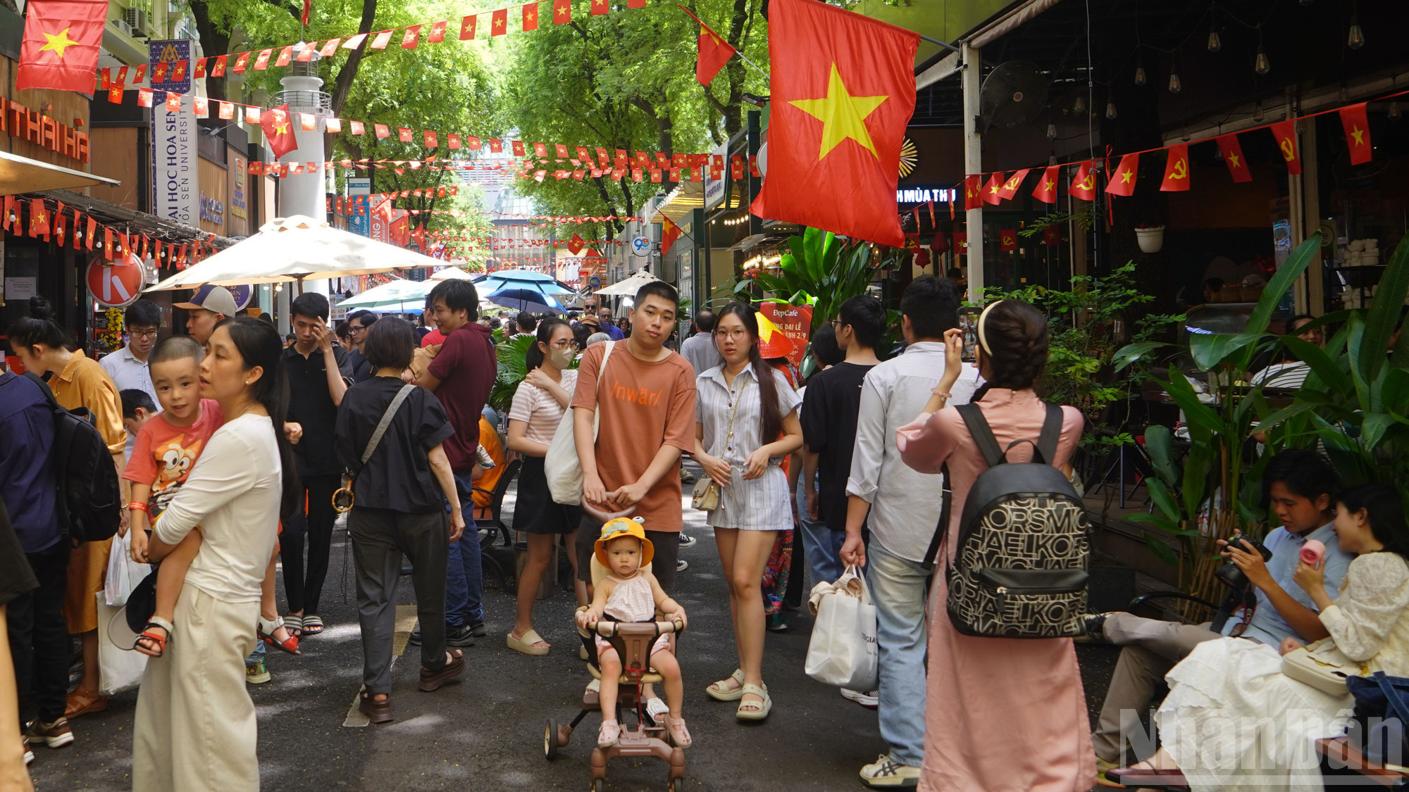 ถนนหนังสือเหงียนบิ่ญเป็นสีแดงพร้อมธงชาติเพื่อเฉลิมฉลองวันชาติวันที่ 2 กันยายน ndo_br_2.jpg
