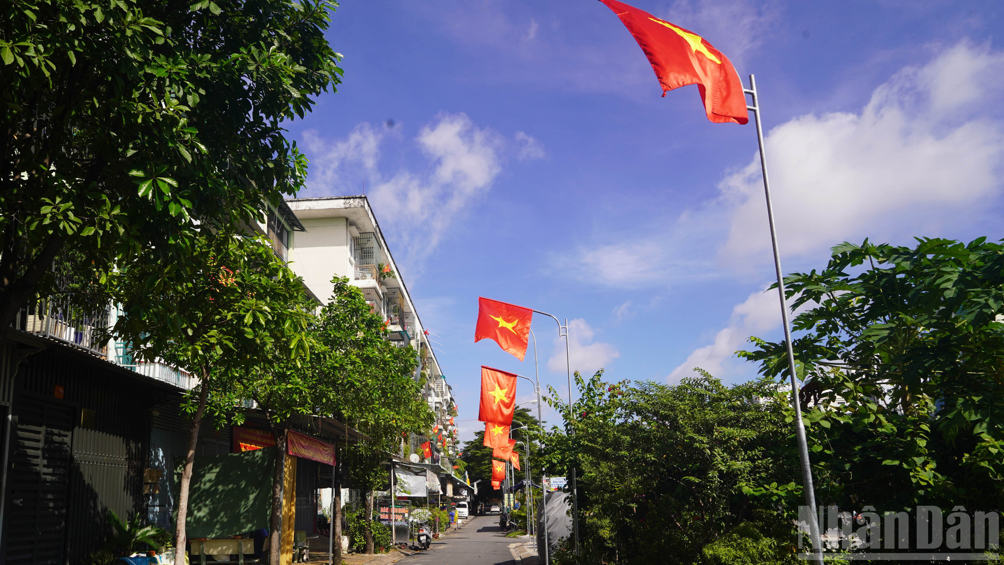 ธงสีแดงโบกสะบัดอยู่ทั่วทุกเขตของนครโฮจิมินห์ ndo_br_1.jpg
