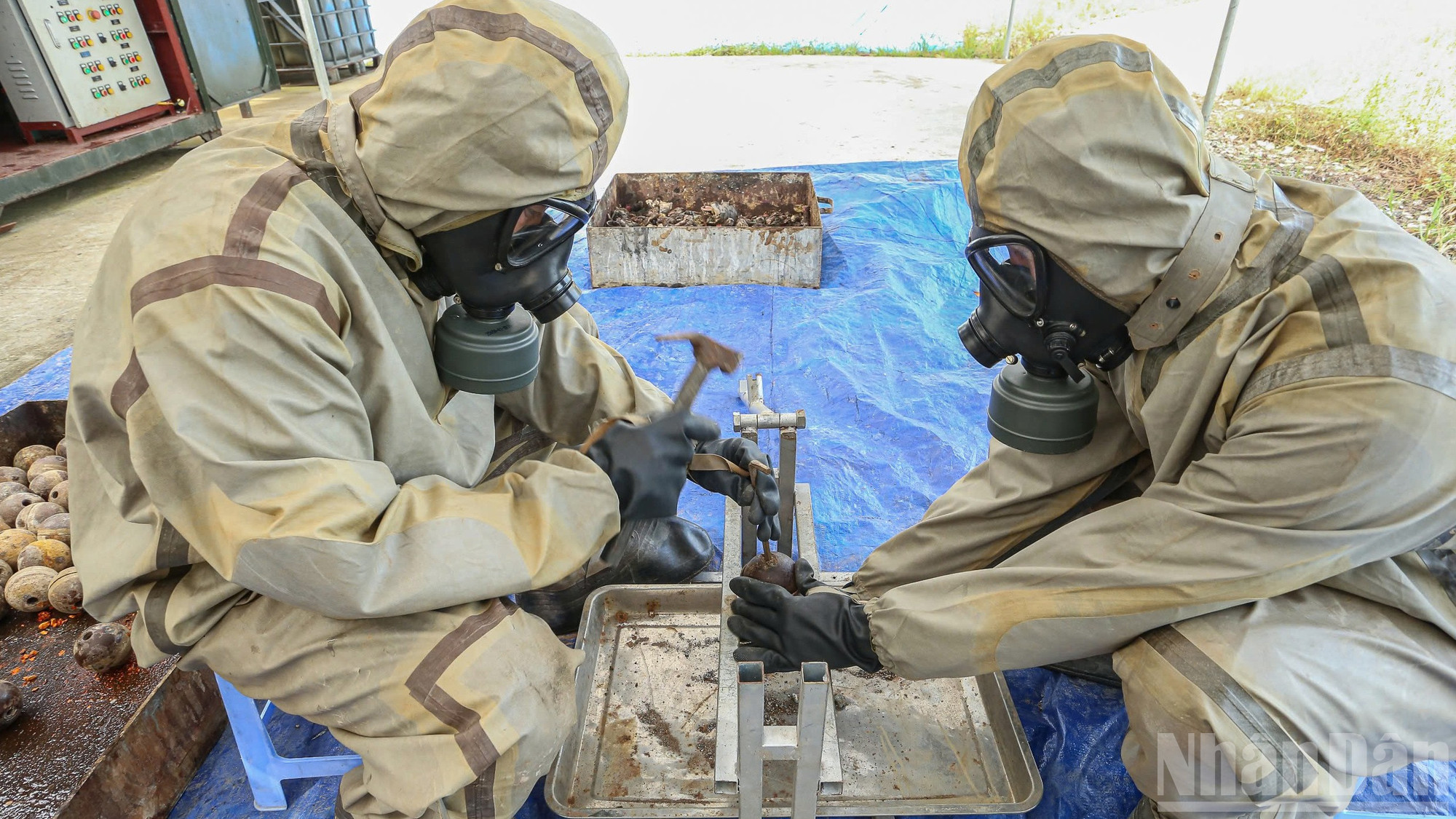 Hơn 285 tấn chất độc hóa học CS được bộ đội hóa học thu gom, xử lý tại Núi Cậu, xã Dầu Tiếng, Thành phố Hồ Chí Minh.