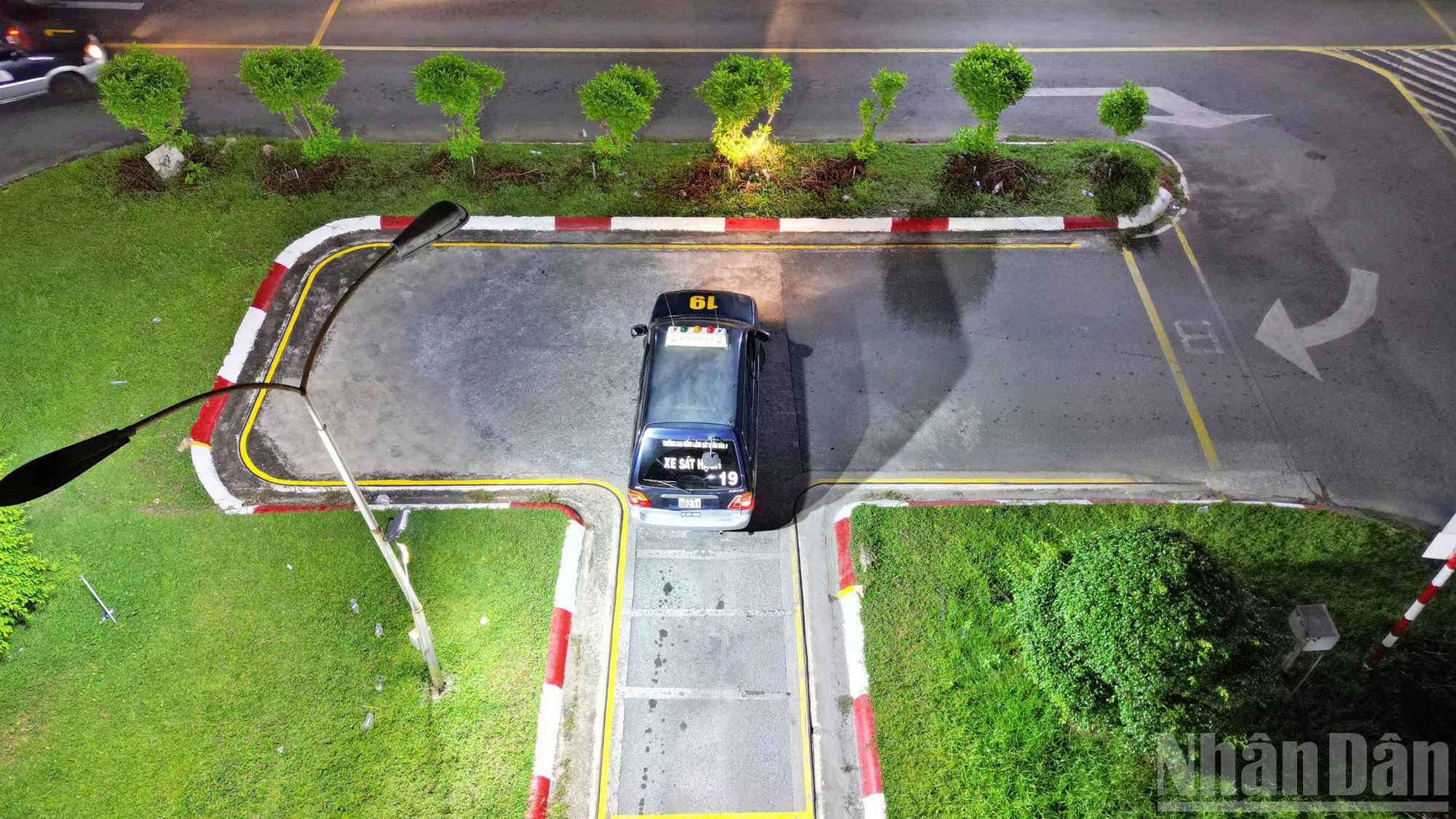 Các xe lần lượt chạy qua 11 bài thi trên sa hình. Trung tâm cũng lắp hệ thống đèn chiếu sáng trên sân để hỗ trợ người thi. ndo_br_05.jpg