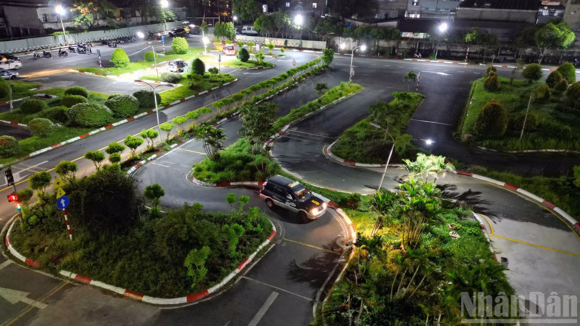 Đông đảo thí sinh miệt mài chờ thi sát hạch lái xe xuyên đêm tại Trung tâm Sát hạch lái xe Miền Đông, phường Long Bình, Thành phố Hồ Chí Minh.