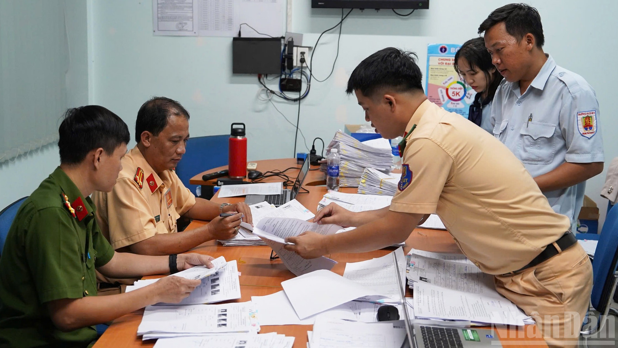 Thượng tá Lê Chí Cường, Phó Giám đốc phụ trách Trung tâm Sát hạch lái xe Miền Đông cho biết, việc tổ chức thi xuyên đêm là giải pháp cấp bách nhằm giải quyết lượng hồ sơ tồn đọng nhiều tháng qua. ndo_br_32.jpg
