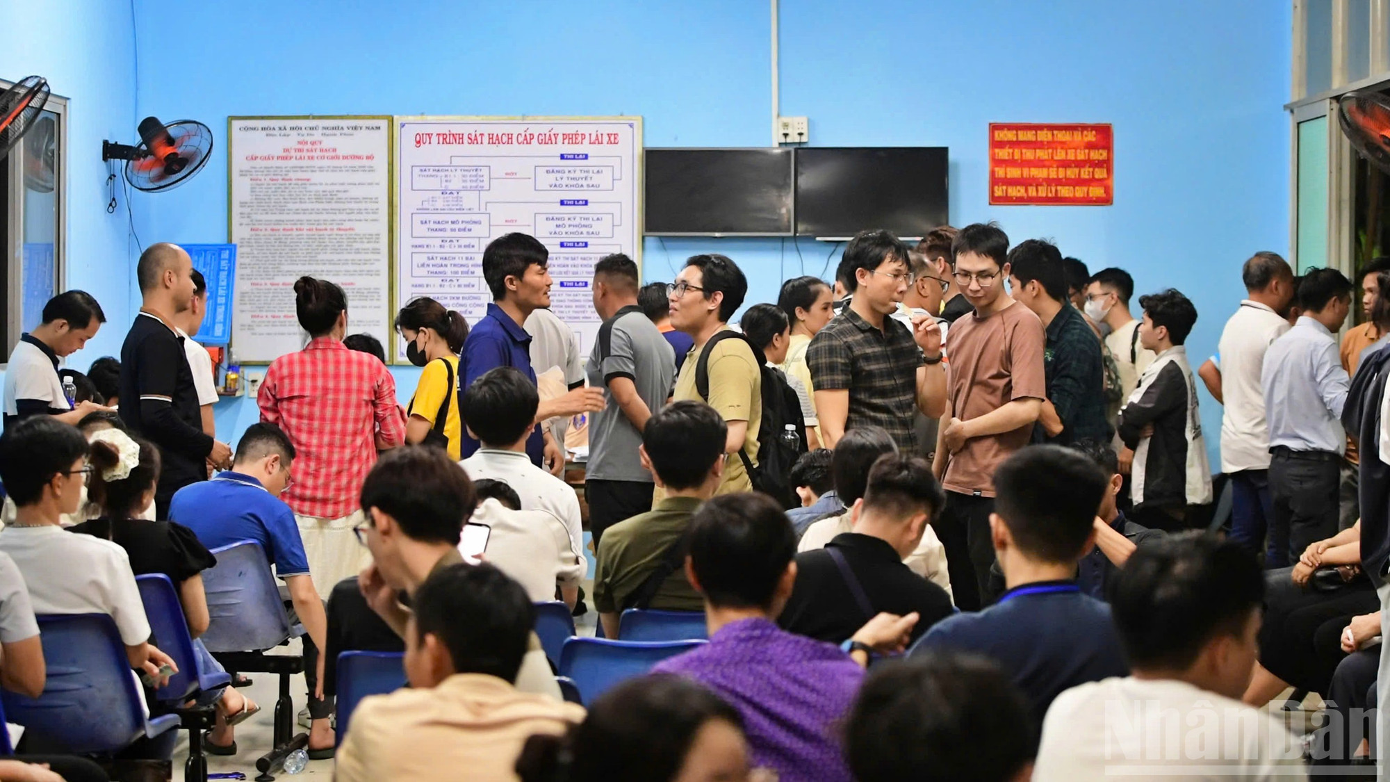 Đông đảo học viên đứng chờ lấy số thứ tự dự thi. ndo_br_20.jpg