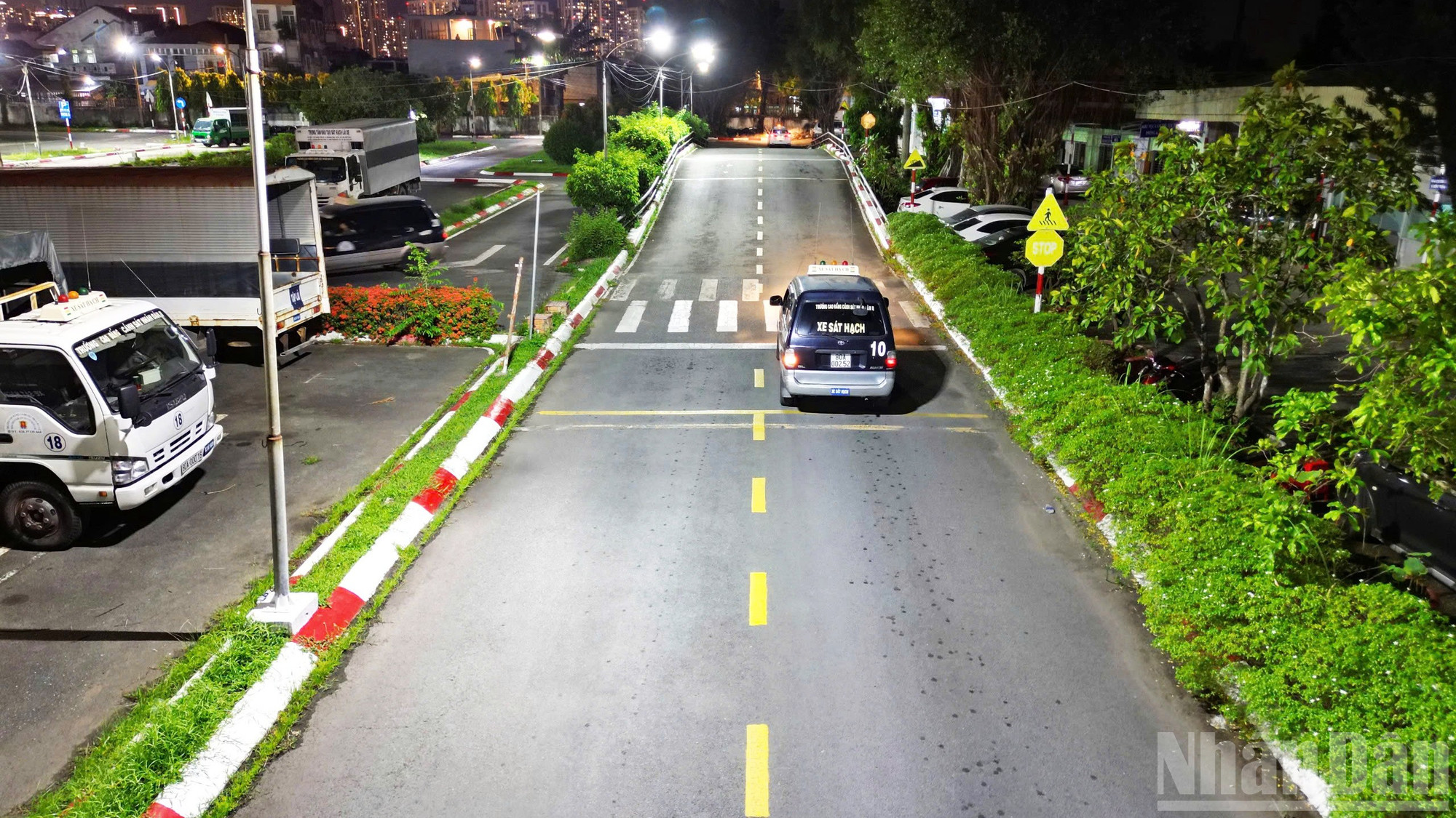Toàn bộ khuôn viên của Trung tâm Sát hạch lái xe Miền Đông được trang bị hệ thống chiếu sáng công suất lớn và camera giám sát 24/24, nhằm bảo đảm minh bạch trong từng phần thi. ndo_br_04.jpg