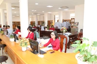 Nhiều công chức ngành kho bạc làm việc xuyên lễ để kịp thời chuyển quà tặng Tết Độc lập đến tay người dân.