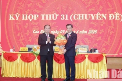 Đồng chí Quản Minh Cường, Bí thư Tỉnh ủy Cao Bằng tặng hoa chúc mừng tân Chủ tịch Hội đồng nhân dân tỉnh Cao Bằng.