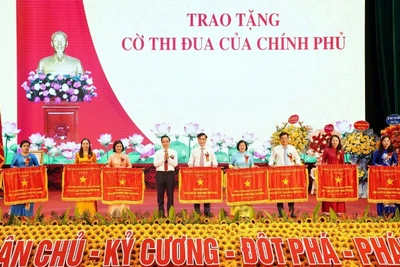 Chủ tịch Ủy ban nhân dân tỉnh Cao Bằng trao cờ thi đua cho các điển hình tiên tiến trong phong trào thi đua.