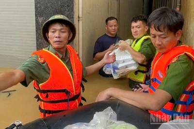 Lực lượng Công an tiếp tế thực phẩm cho người dân.