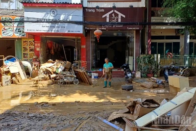 Người dân Cao Bằng "vật lộn" với bùn đất, thiệt hại.