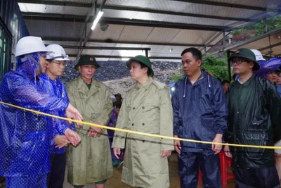 Chủ tịch Ủy ban nhân dân tỉnh Cao Bằng, Lê Hải Hòa (thứ 4 từ trái sang) kiểm tra, chỉ đạo công tác khắc phục hậu quả thiên tai tại xã Đức Long. (Ảnh: Báo Cao Bằng)