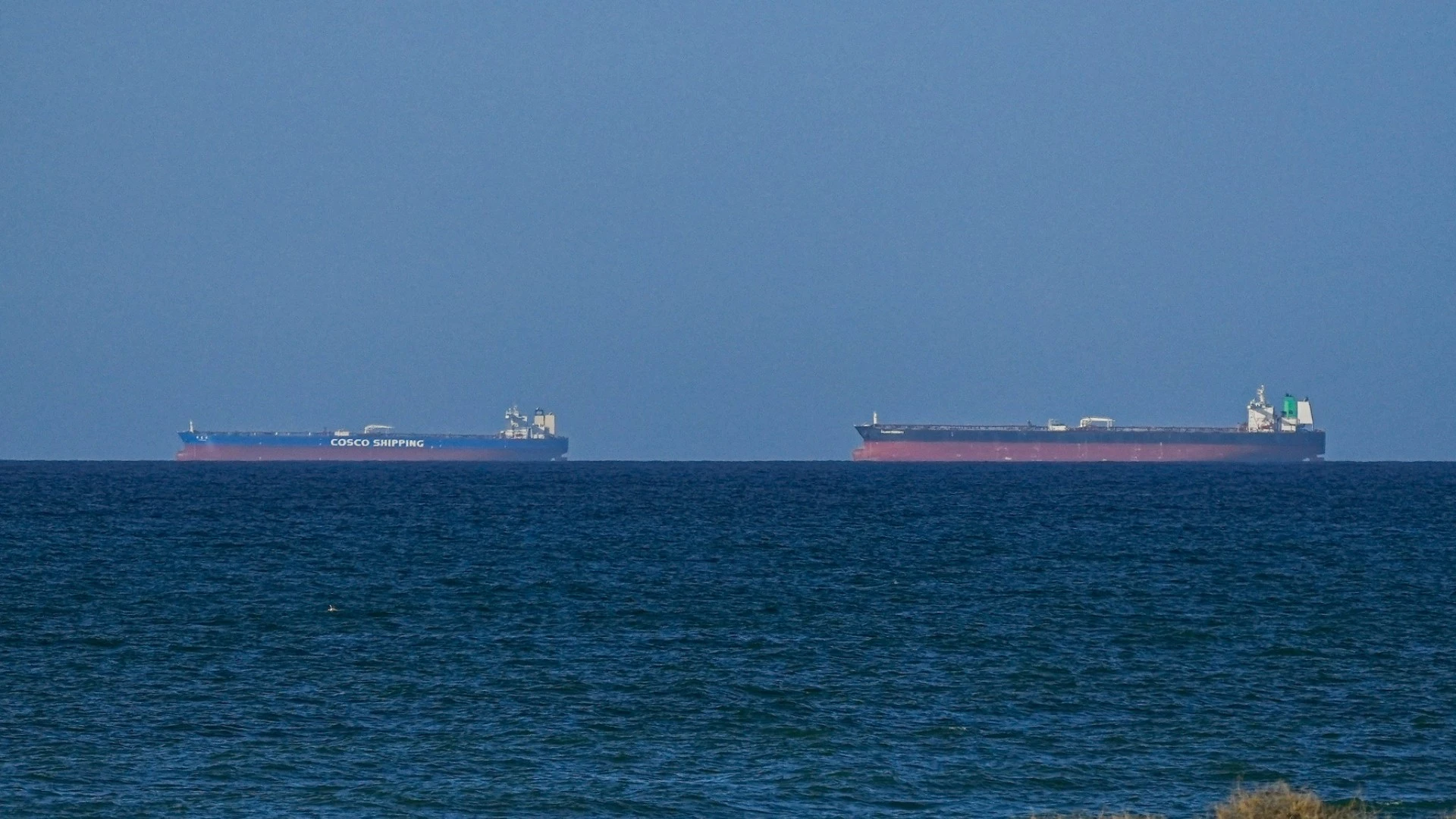 Hơn 800 tàu mắc kẹt tại Eo biển Hormuz, thỏa thuận ngừng bắn Mỹ-Iran chưa giải quyết triệt để