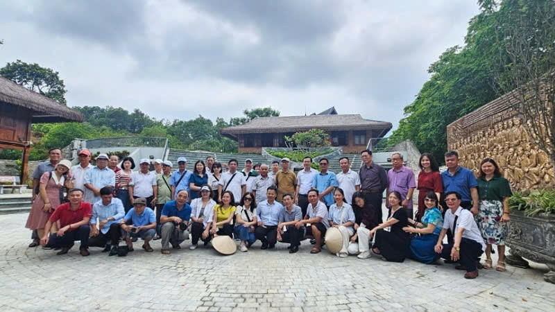 Đoàn cán bộ, phóng viên, nhà báo của Hội nhà báo tỉnh Quảng Ninh chụp ảnh tại khuôn viên Trường dạy làm báo Huỳnh Thúc Kháng. vn-5.jpg