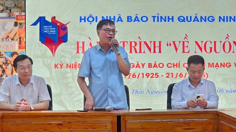 Nhà báo Phan Hữu Minh chia sẻ với các nhà báo của Hội nhà báo tỉnh Quảng Ninh. vn-4.jpg
