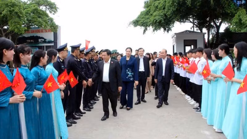 Đồng chí Nguyễn Xuân Thắng dự Ngày hội Đại đoàn kết toàn dân tộc tại xã Vĩnh Thực (Quảng Ninh).