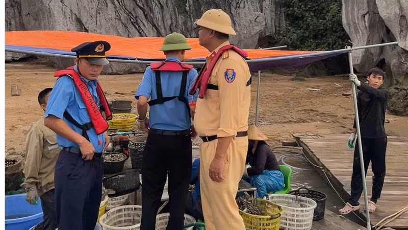Lực lượng chức năng phát hiện hoạt động nuôi trồng thủy sản trái phép trên Vịnh Hạ Long.