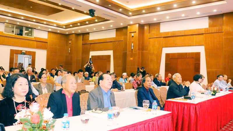 Các đại biểu tham dự Tọa đàm "Phẩm giá của thơ ca".