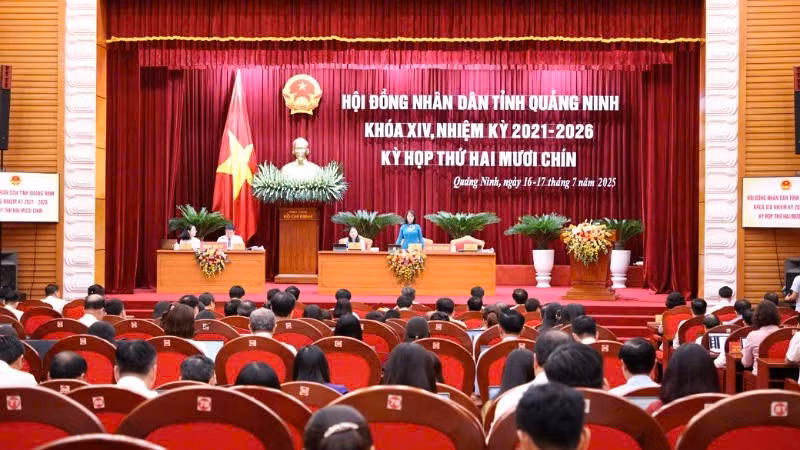 Quang cảnh Kỳ họp Hội đồng nhân dân tỉnh Quảng Ninh khóa XIV, nhiệm kỳ 2021-2026.