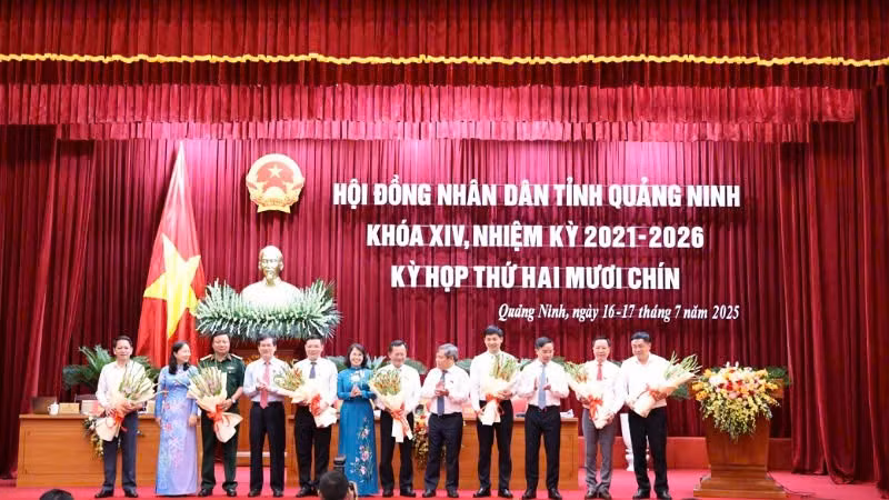 Thường trực Tỉnh ủy, Hội đồng nhân dân, Ủy ban nhân dân tỉnh tặng hoa chúc mừng các đồng chí được bầu đảm nhận vị trí công tác mới.