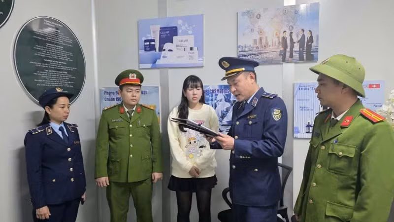 Lực lượng Công an và Quản lý thị trường tiến hành kiểm tra tại xưởng sản xuất mỹ phẩm giả do Vũ Thị Thu Hà cầm đầu.
