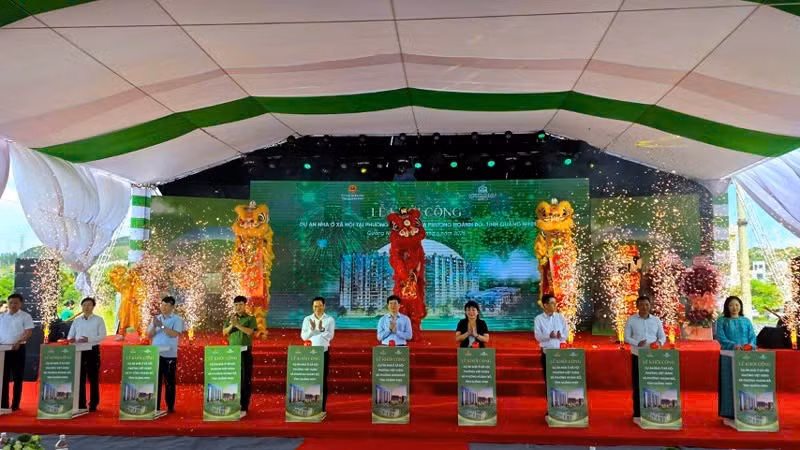 Các đại biểu ấn nút khởi công dự án.