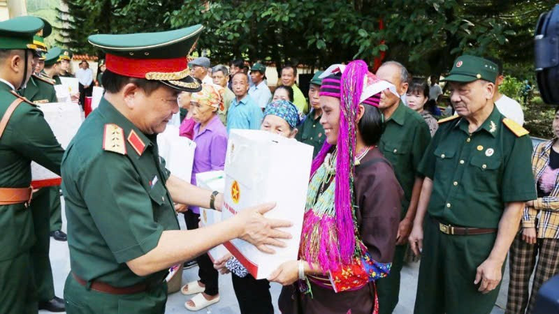 Thượng tướng Hoàng Xuân Chiến, Thứ trưởng Bộ Quốc phòng, tặng quà cho các đối tượng chính sách, người có công với cách mạng trên địa bàn. bp-4.jpg