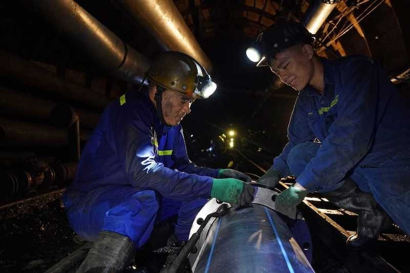 Thợ lò Phạm Đình Duẩn luôn dành sự quan tâm đặc biệt giúp đỡ cho thợ lò trẻ trong công việc. vd3.jpg