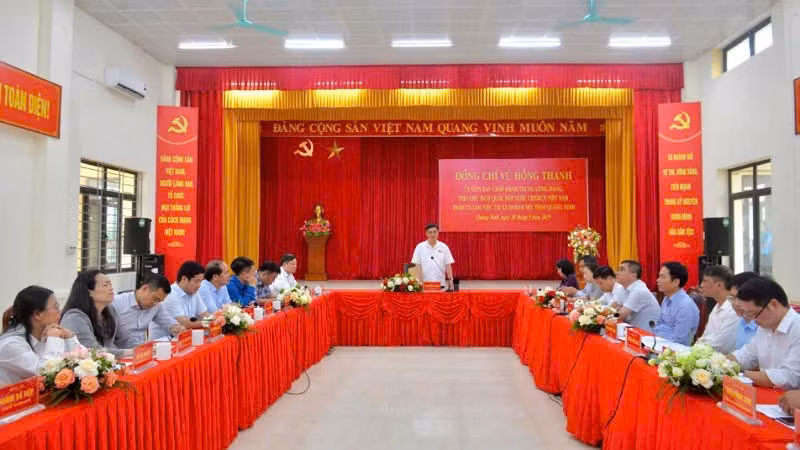 Phó Chủ tịch Quốc hội Vũ Hồng Thanh và Đoàn công tác của Ủy ban Thường vụ Quốc hội làm việc tại xã Hoành Mô.
