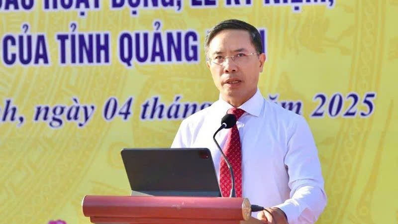 Chủ tịch Ủy ban nhân dân tỉnh Quảng Ninh Phạm Đức Ấn phát biểu chỉ đạo tại buổi lễ. ra-quan-2.jpg