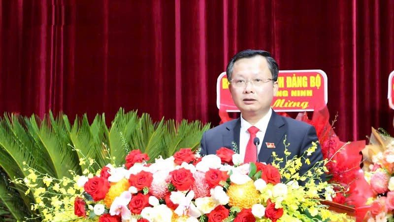 Đồng chí Cao Tường Huy, Bí thư Đảng ủy đặc khu Vân Đồn, phát biểu tại đại hội. vd-5.jpg