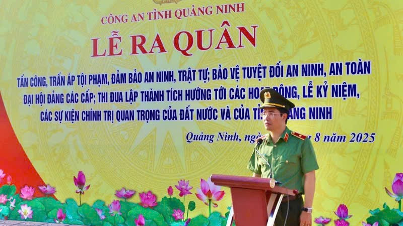 Thiếu tướng Trần Văn Phúc, Giám đốc Công an tỉnh Quảng Ninh phát lệnh ra quân trấn áp tội phạm tại buổi lễ. ra-quan-4.jpg
