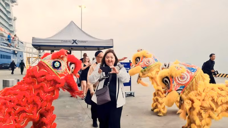 Du khách tàu biển quốc tế đến "xông đất" Hạ Long trong ngày 1/1/2026.