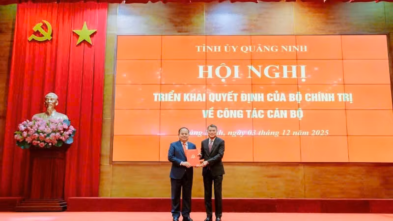 Trưởng Ban Tổ chức Trung ương Lê Minh Hưng trao Quyết định cho đồng chí Quản Minh Cường, Bí thư Tỉnh ủy Quảng Ninh.