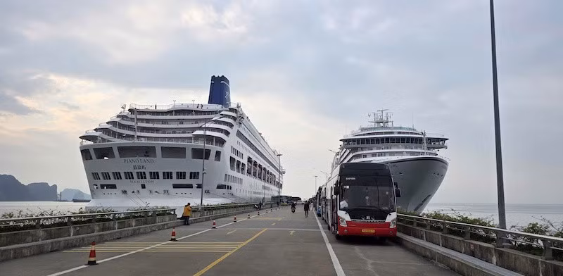 Hai tàu Seaborn Encore và Piano Land "Xông đất" Hạ Long trong ngày đầu tiên của năm mới Bính Ngọ 2026.