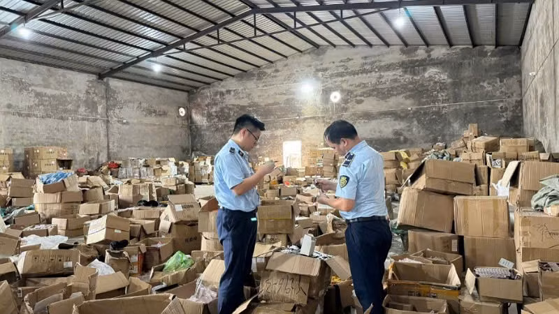 Lực lượng Quản lý thị trường Quảng Ninh kiểm tra số hàng hóa nhập lậu tại phường Móng Cái 3.