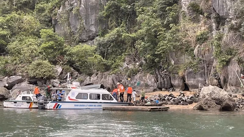 Lực lượng chức năng phát hiện hoạt động nuôi trồng thủy sản trái phép trên Vịnh Hạ Long.