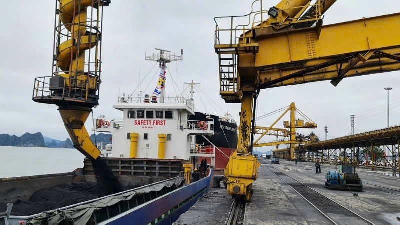 Hệ thống rót than xuống phương tiện của Công ty Tuyển than Cửa Ông - TKV. tt-2.jpg