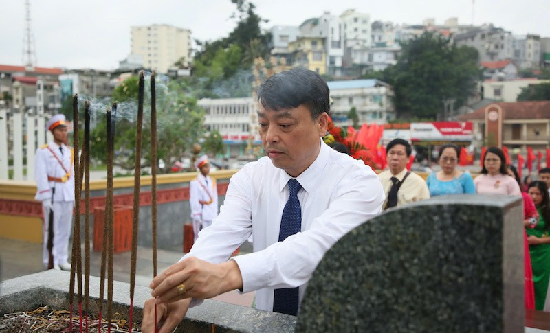 Các đại biểu dâng hương tưởng niệm các Anh hùng liệt sĩ nhân kỷ niệm 100 Báo chí Cách mạng Việt Nam. bc-2.jpg