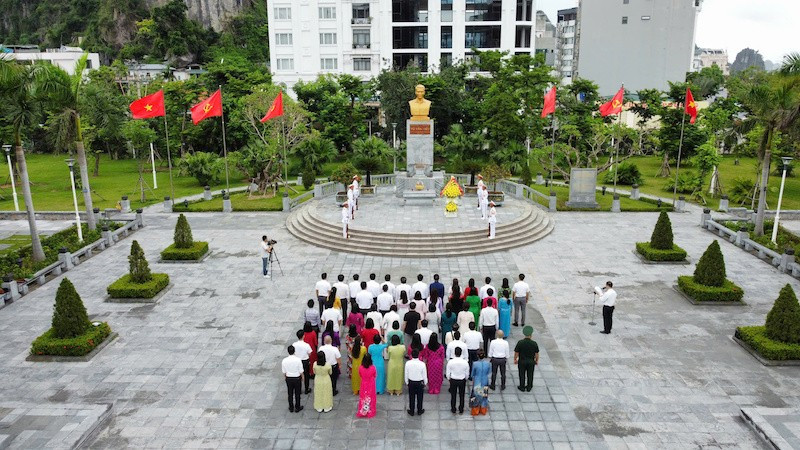 Đoàn đại biểu Hội Nhà báo tỉnh Quảng Ninh, Trung tâm Truyền thông tỉnh Quảng Ninh dâng hoa, dâng hương tại Tượng đài đồng chí Vũ Văn Hiếu, Bí thư Đặc khu ủy đầu tiên Khu mỏ Quảng Ninh. bc-4.jpg