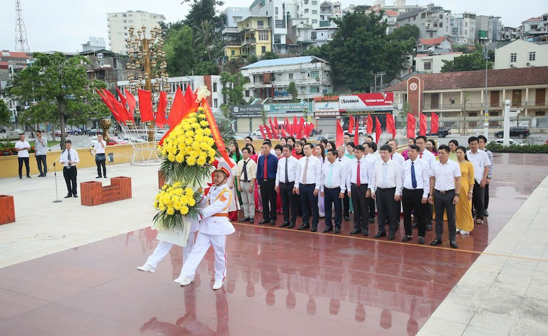 Đoàn đại biểu Hội nhà báo và Trung tâm Truyền thông tỉnh Quảng Ninh Quảng Ninh dâng hoa tưởng niệm các Anh hùng liệt sĩ. bc-1.jpg