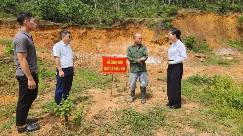 Cán bộ ngành nông nghiệp tuyên truyền, hướng dẫn người dân phường Bình Khê tiêu huỷ lợn dịch đúng quy định.