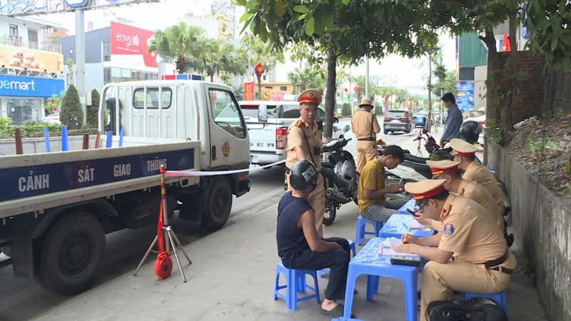 Cảnh sát giao thông lập biên bản xử lý các trường hợp vi phạm trật tự an toàn giao thông. ca-3.jpg