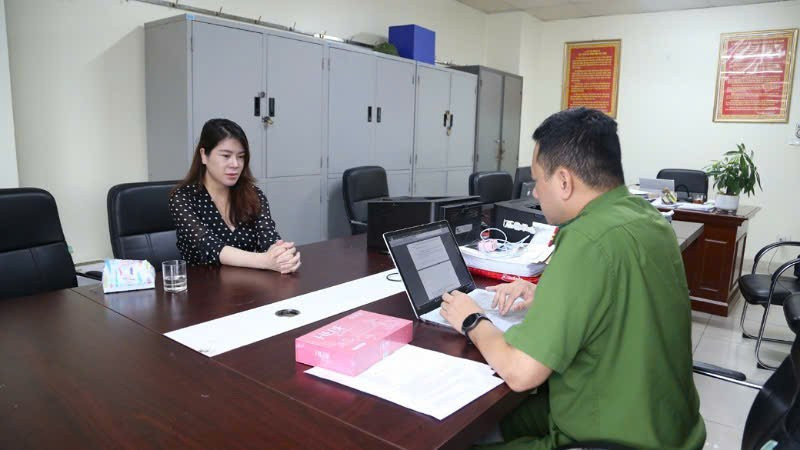 Cán bộ điều tra làm việc, lấy lời khai đối với Đinh Thiên Lý. dt-2.jpg