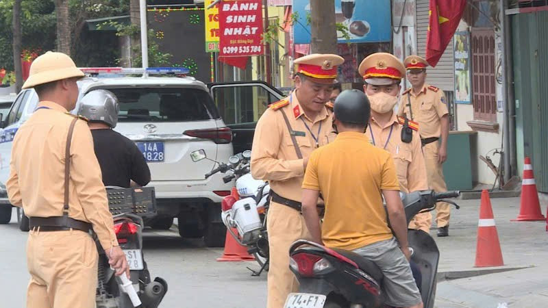 Cảnh sát giao thông kiểm tra và xử lý các trường hợp vi phạm nồng độ cồn khi điều khiển phương tiện. ca-2.jpg