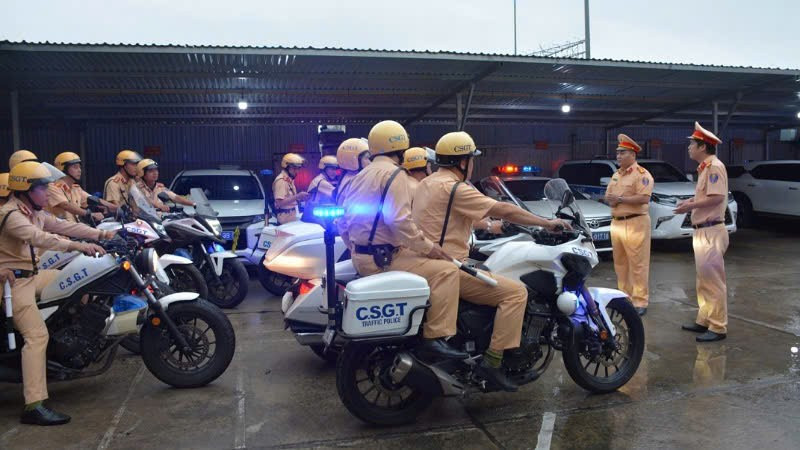 Lãnh đạo đơn vị quán triệt các tổ công tác trong quá trình thực hiện nhiệm vụ. ca-4.jpg