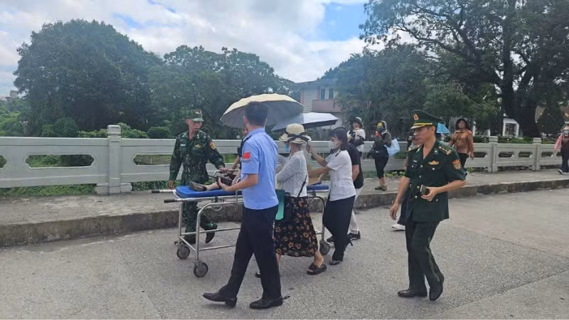Cán bộ, chiến sĩ Trạm Biên phòng Cửa khẩu quốc tế Móng Cái bàn giao công dân Trung Quốc về nước.