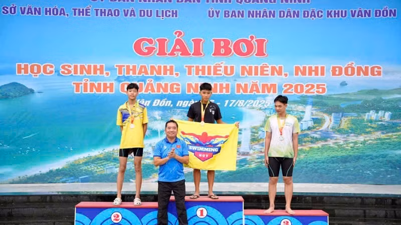 Lãnh đạo Sở Văn hóa, Thể thao và du lịch Quảng Ninh trao Giải cho các vận động viên có thành tích xuất sắc.