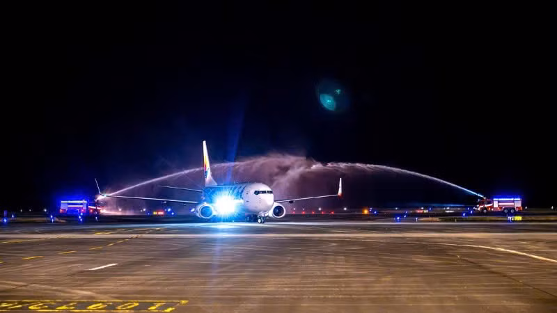 Chuyến bay charter đầu tiên từ Thâm Quyến (Trung Quốc) đến Cảng hàng không quốc tế Vân Đồn (Quảng Ninh) được chào đón bằng màn phun nước vòi rồng.