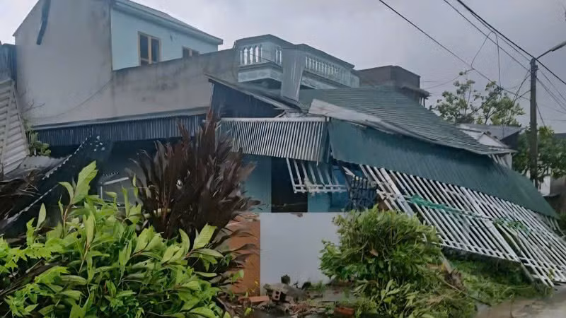 Giông lốc làm đổ tường rào và tốc mái nhà của người dân ở xã Đầm Hà, tỉnh Quảng Ninh.